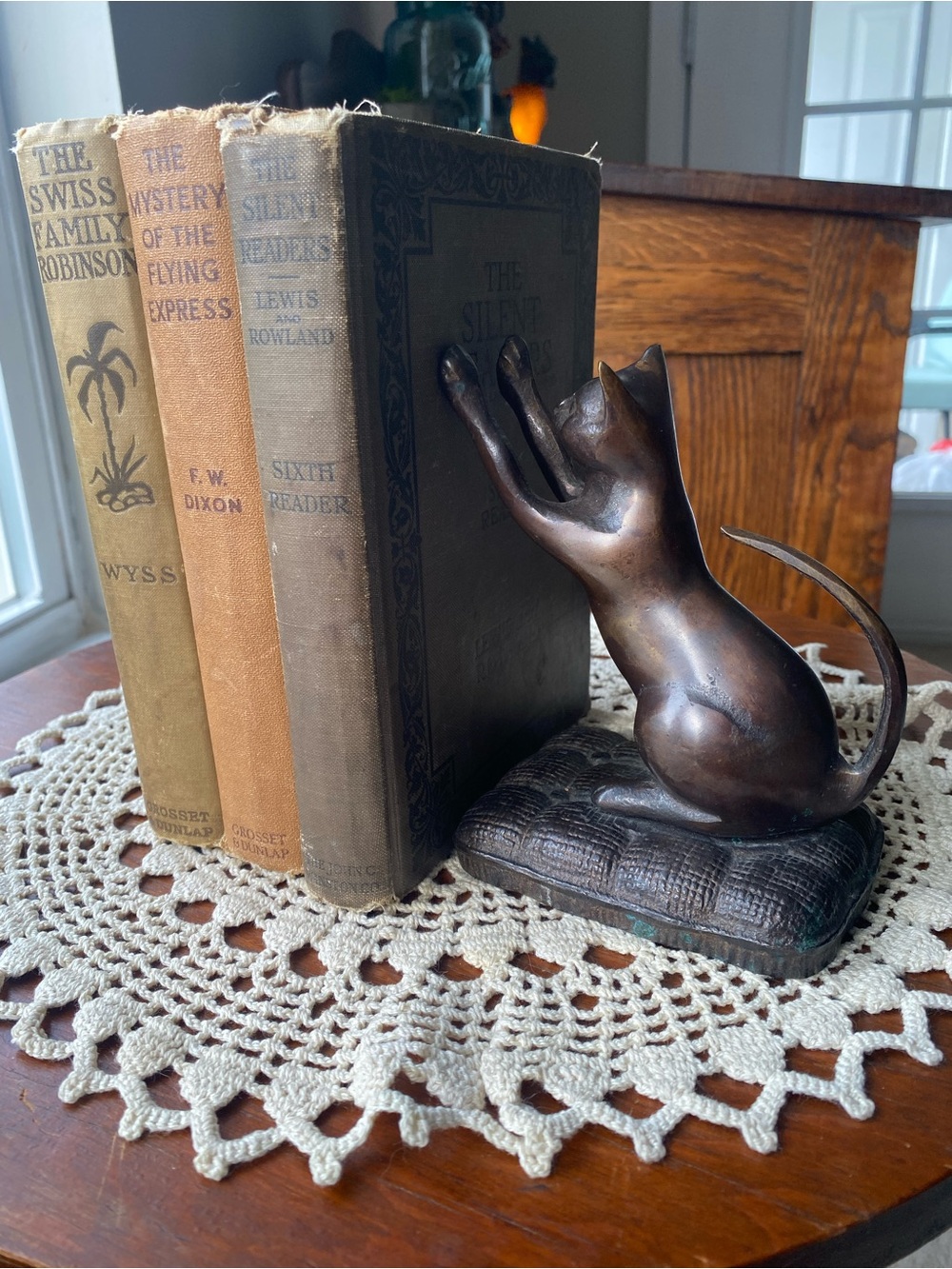 Antique Brass Playful Cat Bookend - Decorative Bronze Cat Sculpture EUC - Picture 2 of 14